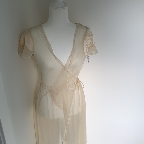 Sheer lace lingerie cover - Picture 2 of 10